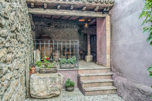 un ingresso a un edificio con cancello e alcune piante di La Posada De Lola a El Molar