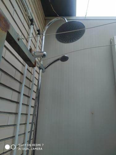 a street light on the side of a building at Habitacion Familiar en un Ático con gran terraza y,cocina ,en la playa in Burriana