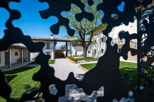 - une vue sur la cour avant d'une maison dans l'établissement Borgo Gradis'ciutta, à Gorizia