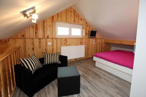 Habitación con cama y sofá en una habitación en Apartments Klemenčič, en Bohinj