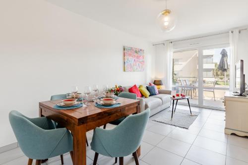 una cucina e un soggiorno con tavolo e sedie di Residence Pure a La Ciotat