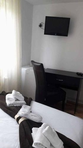 Una cama o camas en una habitación de Pensiunea Aurelia