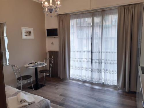 um quarto com uma cama, uma mesa e uma janela em San Donato Apartment em Turim