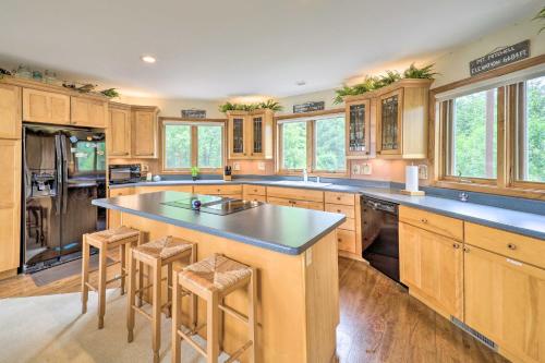 A cozinha ou kitchenette de Spruce Pine Retreat with Gas Grill and Mtn Views!