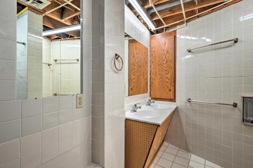Rogers Cabin with Direct Access to Beaver Lake! tesisinde bir banyo