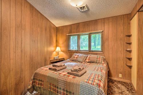 Postel nebo postele na pokoji v ubytování Rogers Cabin with Direct Access to Beaver Lake!