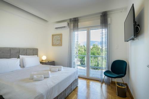 Lush Emerald apt steps from Acropolis & Plaka!