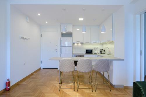 Lush Emerald apt steps from Acropolis & Plaka!