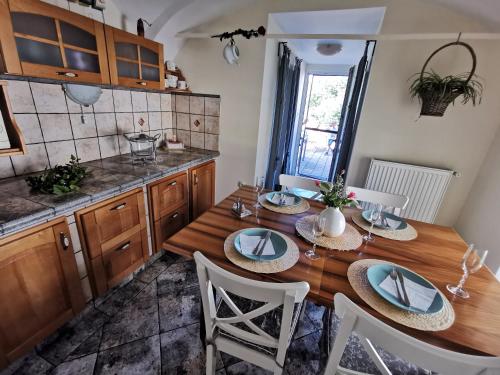 Virtuve vai virtuves zona naktsmītnē Charming village house with patio and garden