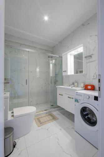 Lush Emerald apt steps from Acropolis & Plaka!
