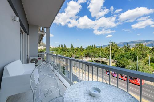 Lush Emerald apt steps from Acropolis & Plaka!