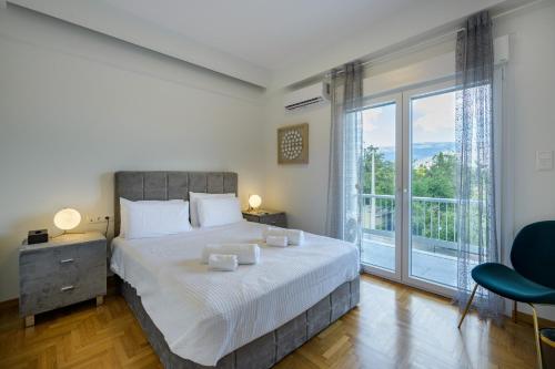Lush Emerald apt steps from Acropolis & Plaka!