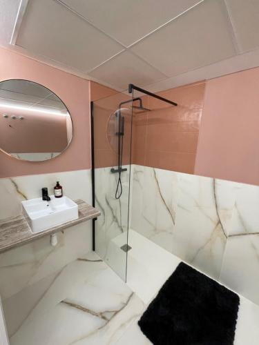 uma casa de banho com um chuveiro, um lavatório e um espelho. em Agata 10-2E em Alicante