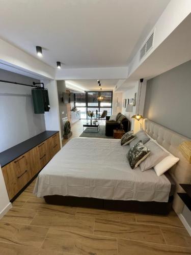 um quarto com uma cama grande e uma sala de estar em Agata 10-2E em Alicante