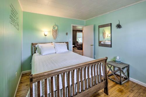 Uma cama ou camas num quarto em Peaceful Belleville Retreat with Farm Views!