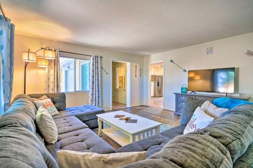 Vibrant Family Home with Grill, Walk Downtown!