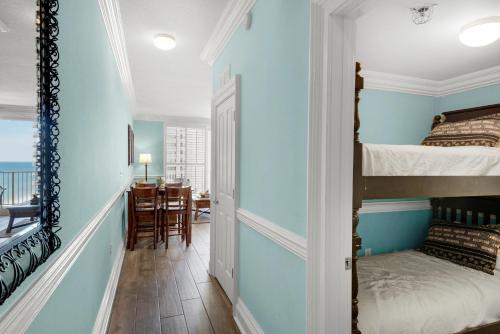 een slaapkamer met blauwe muren en een stapelbed bij Shores of Panama 908 in Panama City Beach
