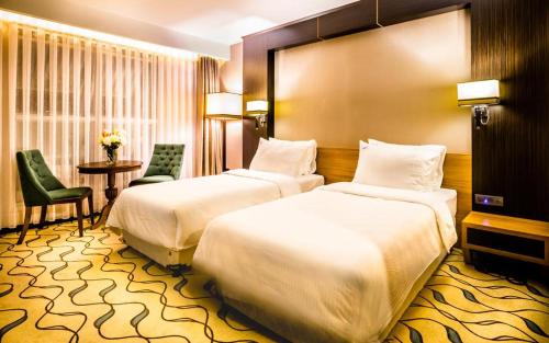 KırklareliにあるLozengrad Hotelのベッド2台とテーブルが備わるホテルルームです。