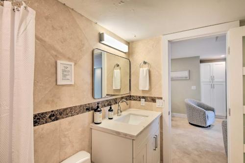 Um banheiro em Oceanfront Luxury Renovated Resort Getaway!