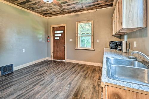 Kuchyň nebo kuchyňský kout v ubytování Remodeled Cecil Farmhouse, Near Shawano Lake!