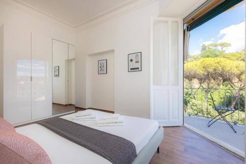 une chambre blanche avec un lit et une grande fenêtre dans l'établissement Flaminia View by Rental in Rome, à Rome