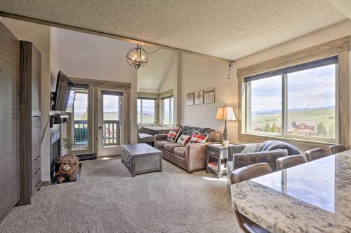 Una sala de estar con un sofá y un televisor. en Less Than Half Mi to Ski Lifts Cozy Granby Ranch Studio!, en Granby