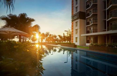 Бассейн в PUTEH Timurbay Beachfront Private Suite Kuantan или поблизости