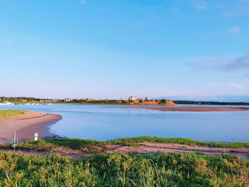 uma grande extensão de água com uma praia ao fundo em Stanhope Cottages em Stanhope