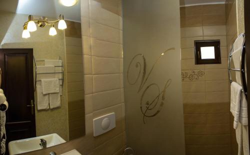y baño con lavabo y espejo. en Sunrise Villa, en Băile Felix