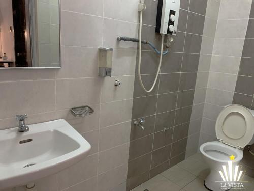 La salle de bains est pourvue d'une douche, d'un lavabo et de toilettes. dans l'établissement Malim Melaka Homestay, à Malacca
