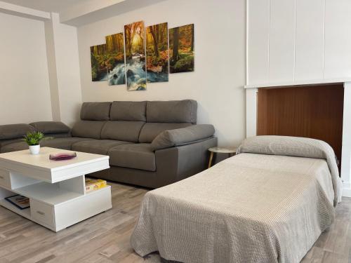 - un salon avec un lit et un canapé dans l'établissement Apartamento Vilagarcía de Arousa -Playa 7 - Rías Baixas, à Vilagarcía de Arousa