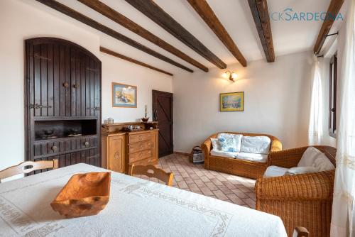 ein Wohnzimmer mit einem Tisch und einem Sofa in der Unterkunft Appartamento Cavour 54 in Alghero