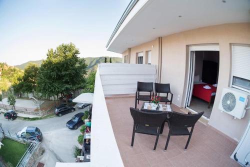 Il dispose d'une terrasse avec une table et des chaises. dans l'établissement Agrelia, à Agreliá