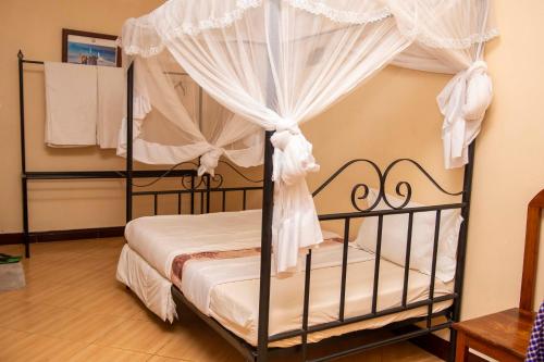 Ένα ή περισσότερα κρεβάτια σε δωμάτιο στο Klub Afriko Hotel Arusha