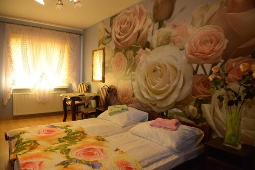 Hotelik Pod Lwami tesisinde bir odada yatak veya yataklar