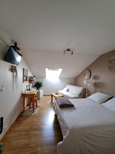 a bedroom with two beds and a couch at Halte Dodo in Tallard