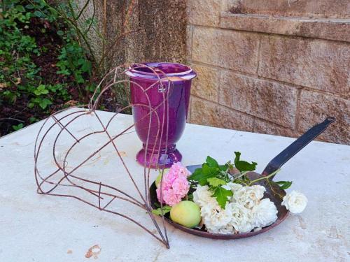 a purple blender sitting on top of a table with flowers at Appartement Eigelsreiter Lilienfeld in Lilienfeld