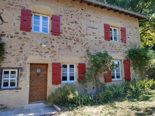 una vecchia casa in pietra con persiane rosse di SOUTH BURGUNDY country house MONT CHEF a Chassigny-sous-Dun