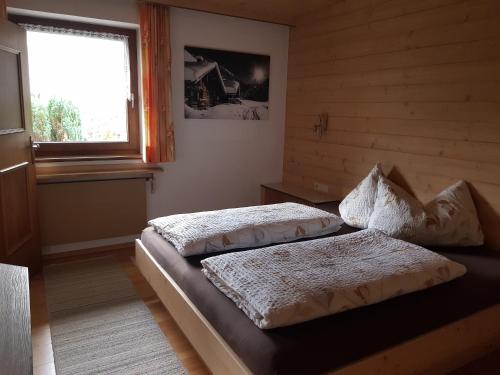 2 Betten in einem Zimmer mit Fenster in der Unterkunft Appartement Weigl in Zell am Ziller