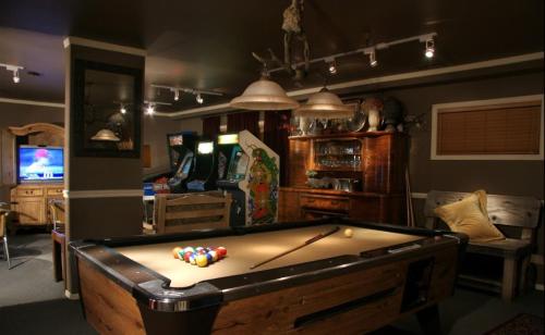 a room with a pool table in a room at GetAways at the Lodge at Kingsbury Crossing in Stateline