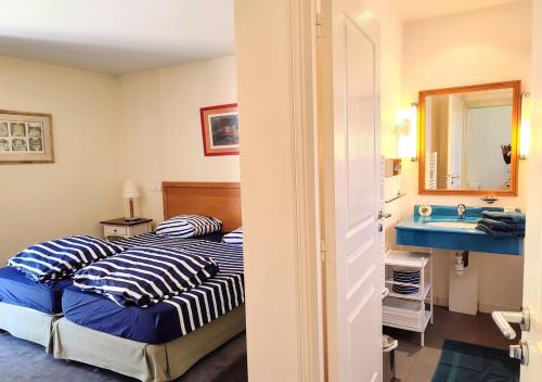 Katil atau katil-katil dalam bilik di Loueurdappart - Maison de Vacances dans parcours Golf - Piscine - Proche la Baule