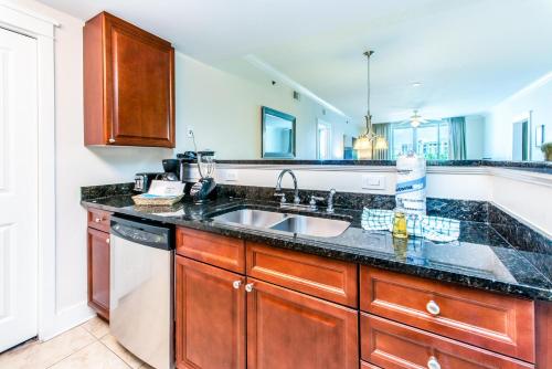 cocina con fregadero y lavavajillas en Waterscape 235-A, en Fort Walton Beach