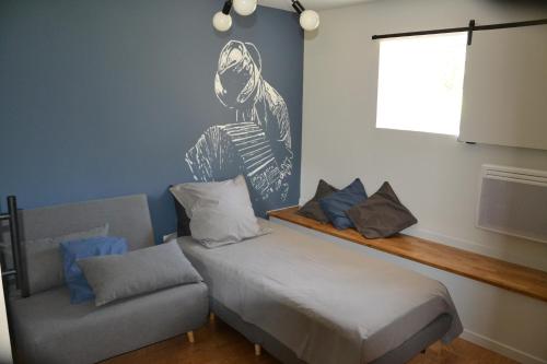 Ένα ή περισσότερα κρεβάτια σε δωμάτιο στο Gite Entre Causse et Vallon, tout confort pour 4 personnes dans grange rénovée au coeur de l'Aveyron