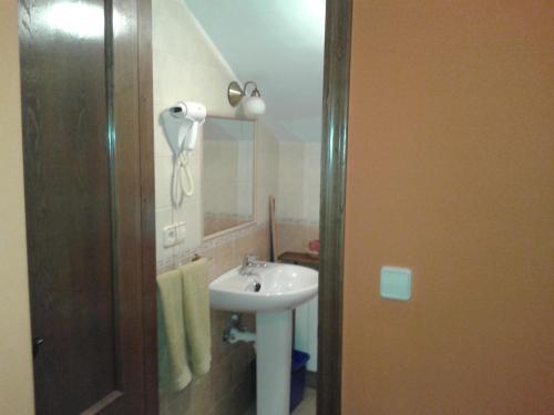 a bathroom with a sink and a mirror at Apartamentos Cobrana in Valle de Lago