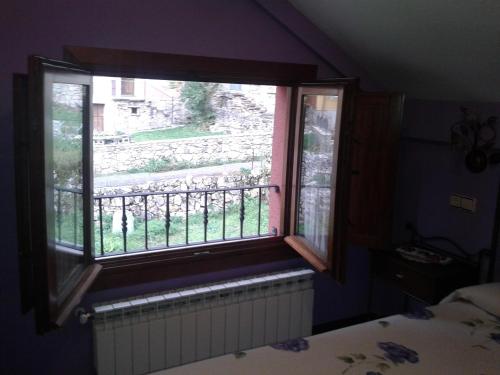 a bedroom with a window with a view of a yard at Apartamentos Cobrana in Valle de Lago