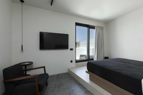 Un televizor și/sau centru de divertisment la CUBIC Mykonos Seafront Design Suites