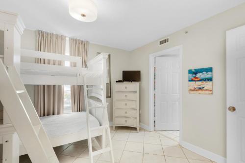 Pelican Beach Resort 801 emeletes ágyai egy szobában