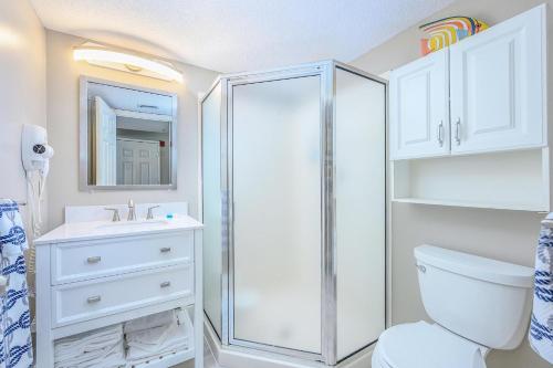 Ванная комната в Pelican Beach Resort 308