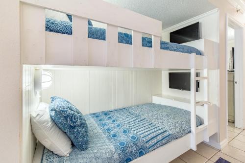 Ein Etagenbett oder Etagenbetten in einem Zimmer der Unterkunft Pelican Beach Resort 410