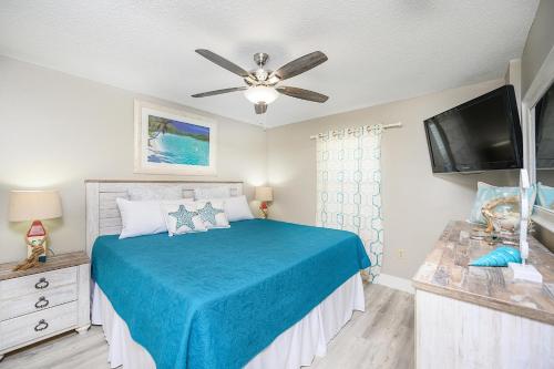 Кровать или кровати в номере Pelican Beach Resort 2006